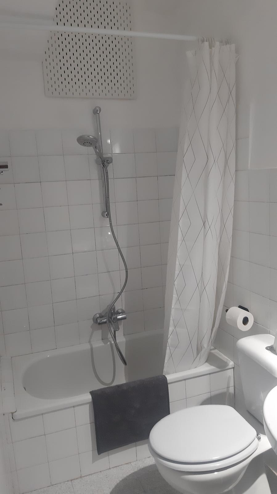 PISO DE 3 DORMITORIOS PARA ESTUDIANTES EN EL CENTRO DE GRANADA