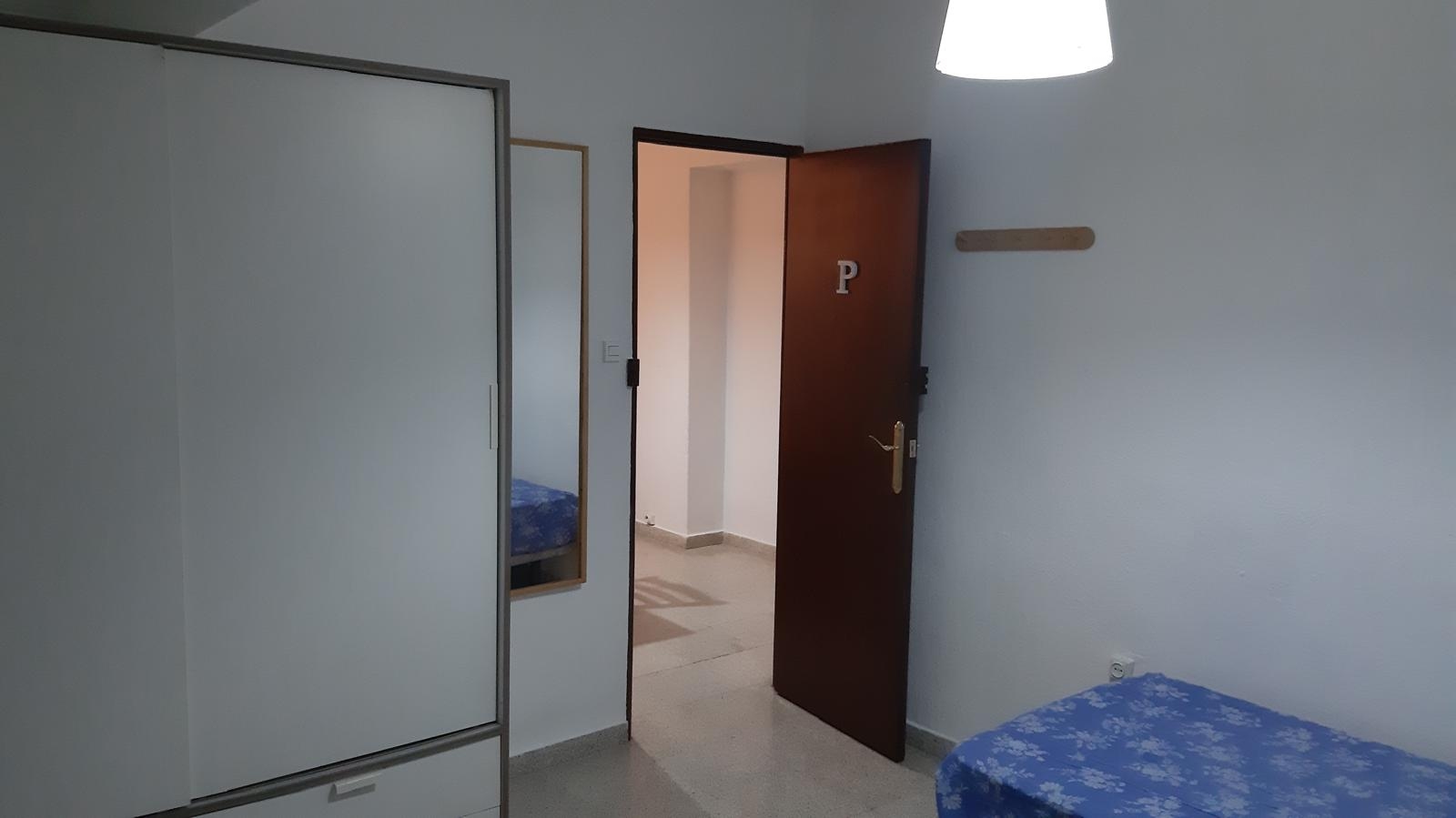 PISO DE 3 DORMITORIOS PARA ESTUDIANTES EN EL CENTRO DE GRANADA