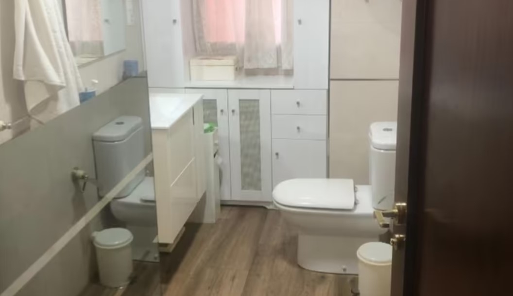 PISO DE CUATRO DORMITORIOS EN CERCADO BAJO DE CARTUJA
