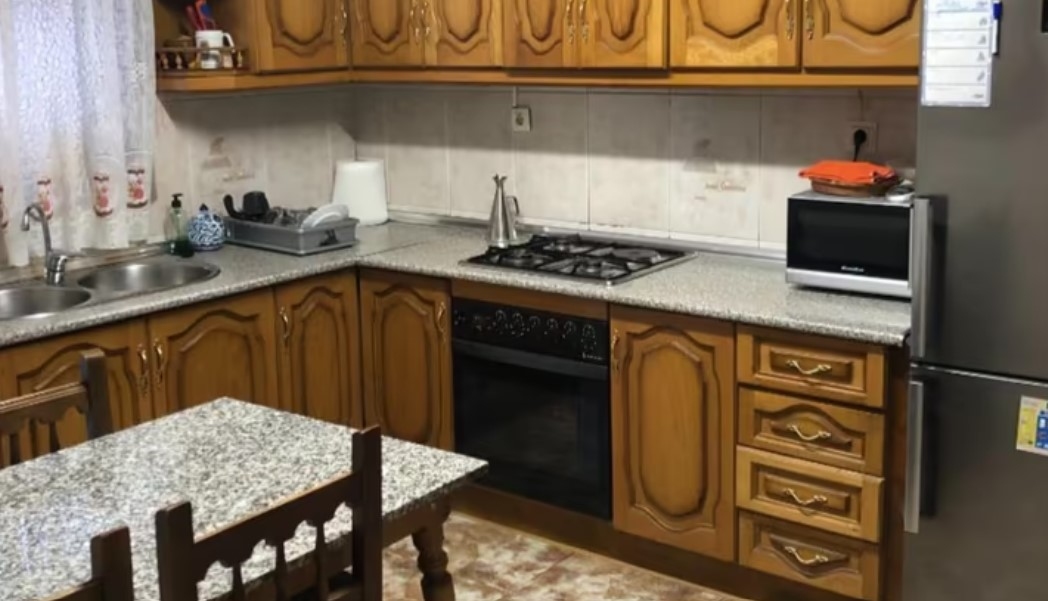 PISO DE CUATRO DORMITORIOS EN CERCADO BAJO DE CARTUJA