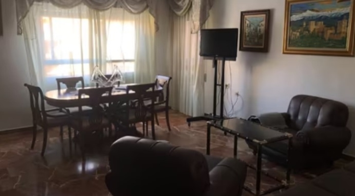 PISO DE CUATRO DORMITORIOS EN CERCADO BAJO DE CARTUJA