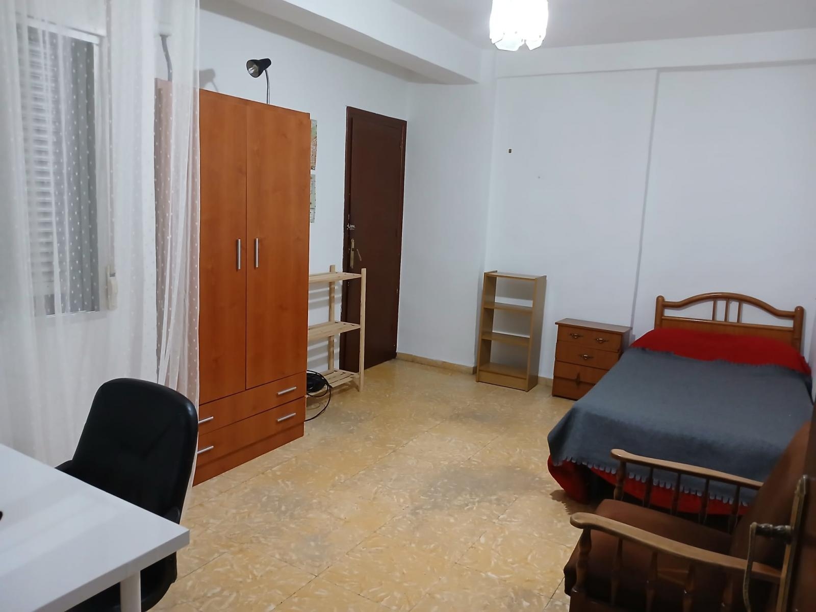 PISO DE TRES DORMITORIOS EN EL CENTRO