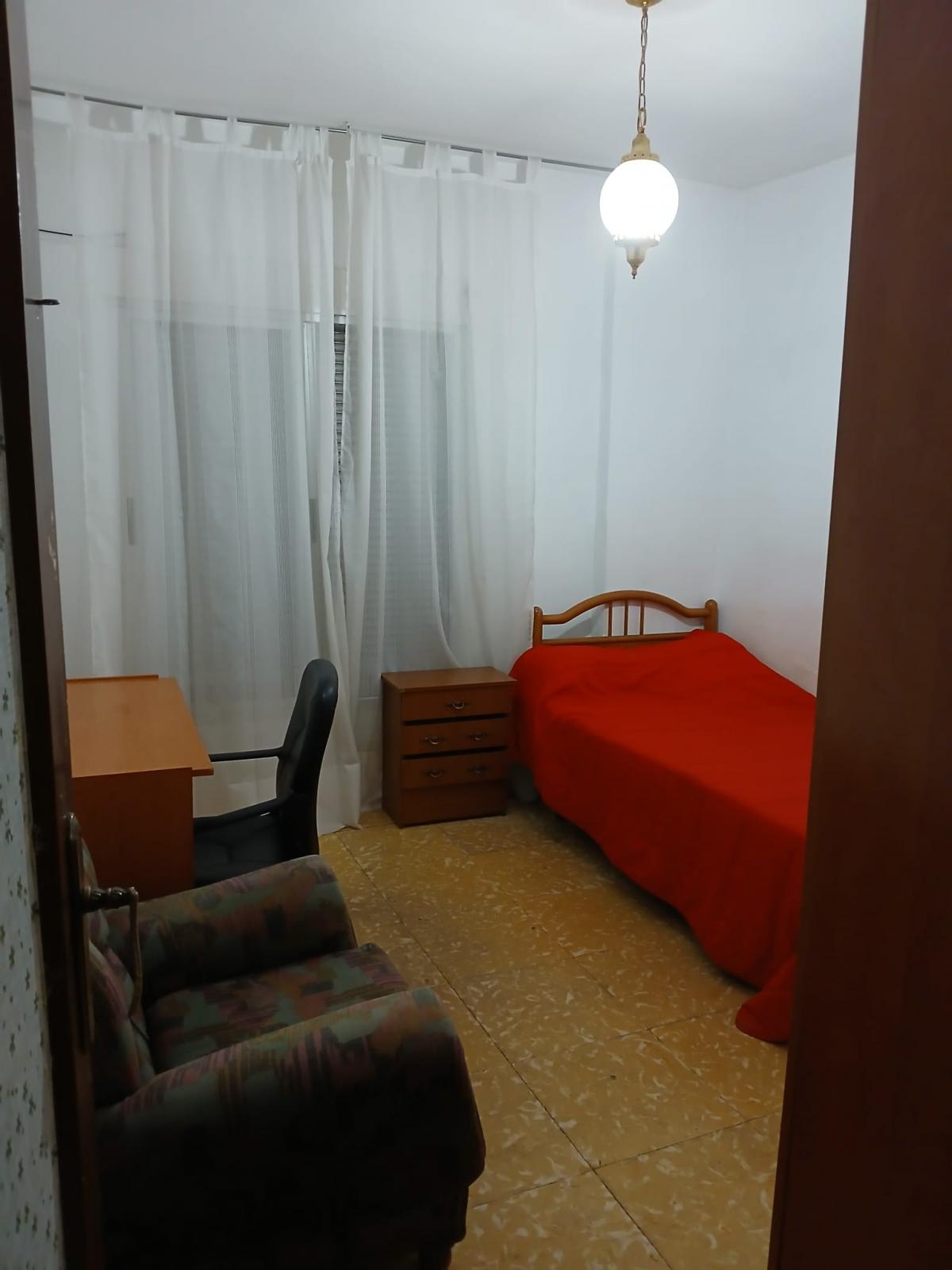 PISO DE TRES DORMITORIOS EN EL CENTRO