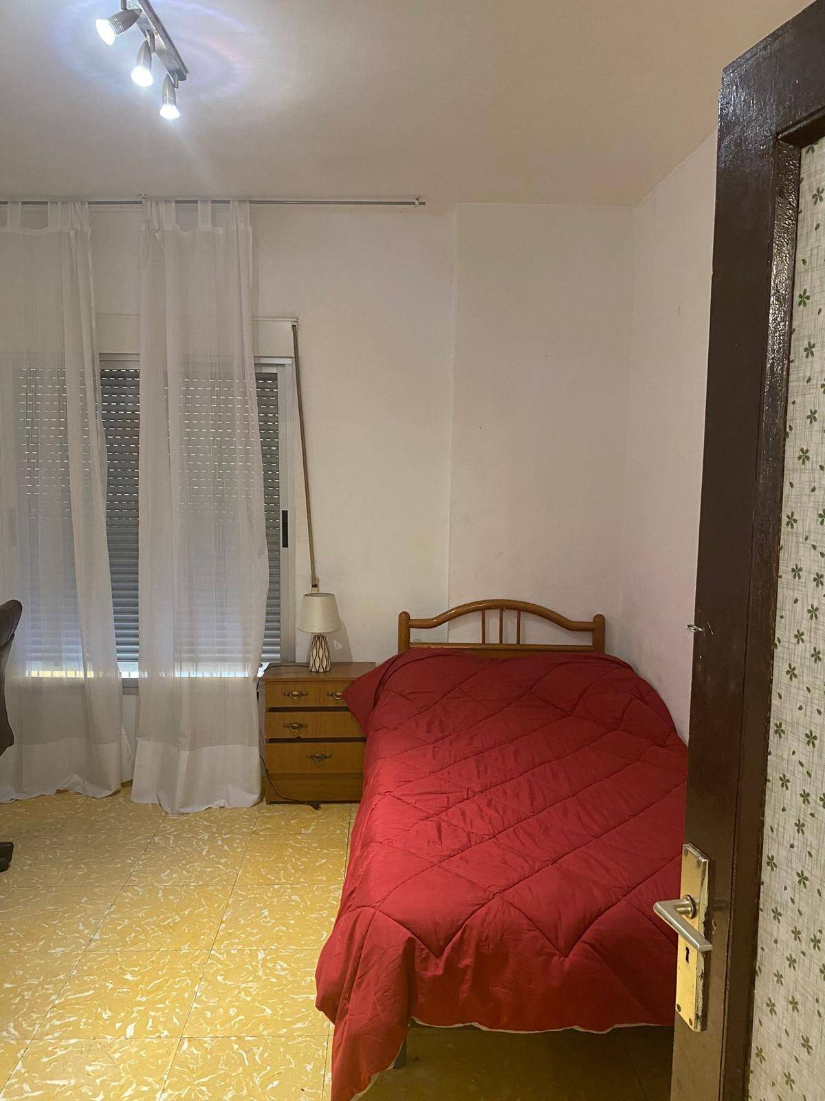 PISO DE TRES DORMITORIOS EN EL CENTRO
