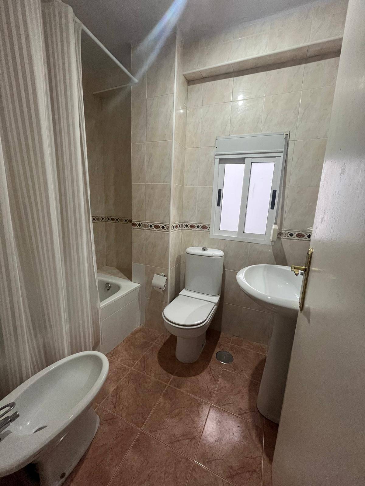 PISO DE TRES DORMITORIOS EN EL CENTRO